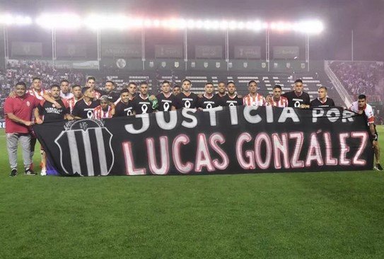 Quién sacó la bandera que pedía justicia por Lucas González en la previa de Tigre-Barracas Central