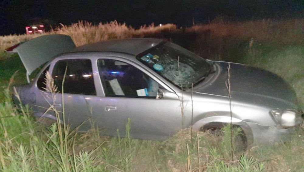 Remisero perdió el control de su auto y terminó en la banquina