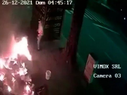 Nueva Pompeya: una mujer prendió fuego a una persona en situación de calle mientras dormía