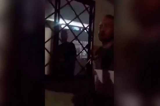 La insólita reacción de un hombre que encontró a su pareja con otro en su casa