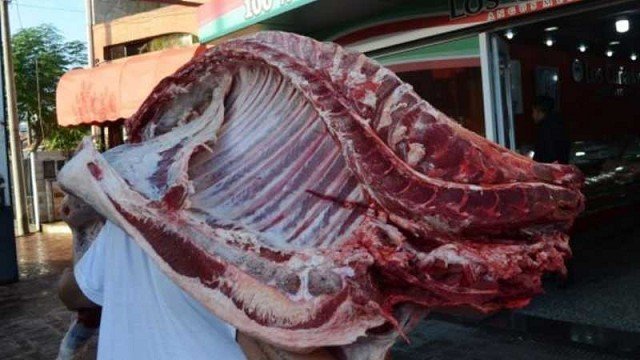 Decomisaron cuatro medias reses cuando eran bajadas en una carnicería