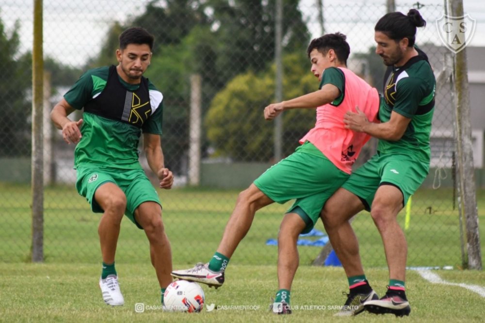 Sarmiento partió con bajas rumbo a Uruguay