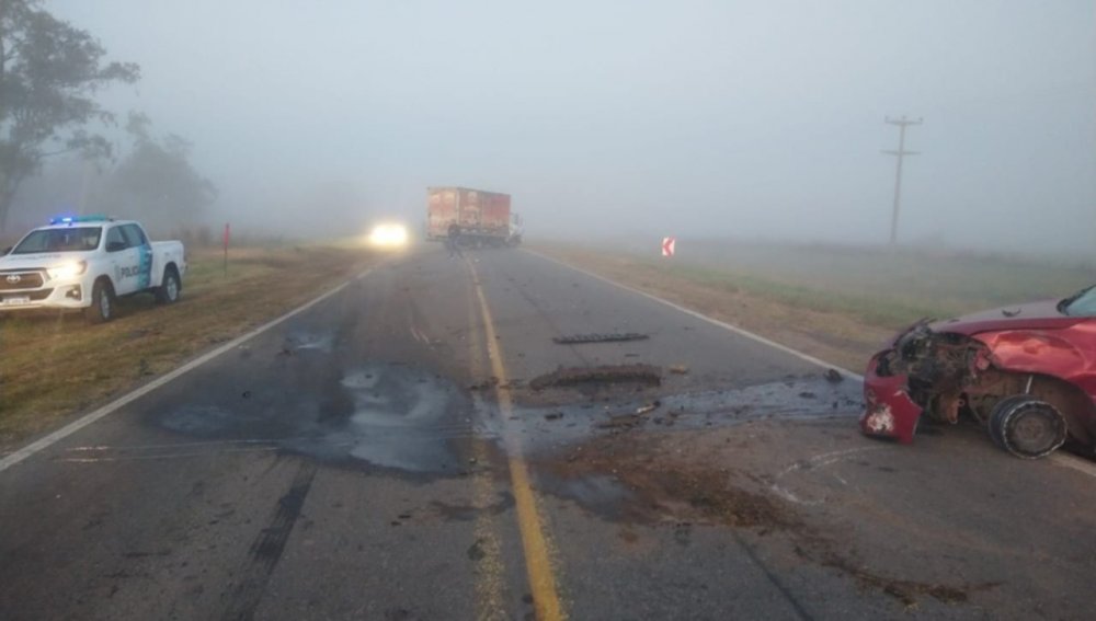 En medio de una visibilidad de 200 metros, chocaron un camión y un auto en la entrada de Laplacette