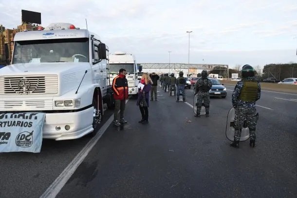Tras la intimación de Berni camioneros levantan el corte de la autopista Buenos Aires-La Plata