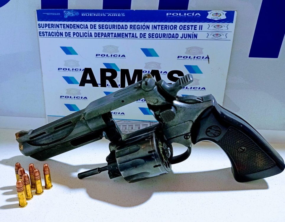 Secuestran un arma, un vehículo y aprehenden a cuatro sujetos