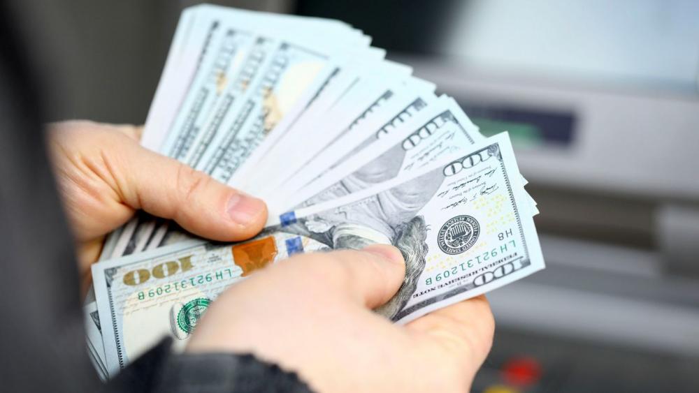 El Gobierno evalua impedir la compra de dólar ahorro a quienes pidieron subsidios a las tarifas