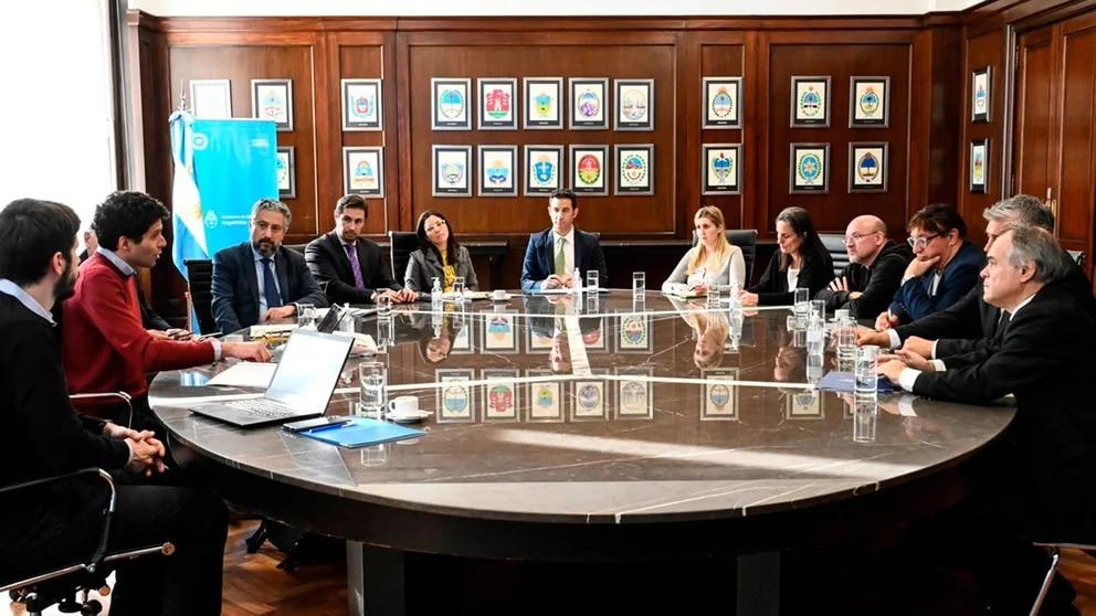 Cuatro funcionarios del Gobierno dedicaron dos horas para intentar resolver la falta de figuritas del Mundial