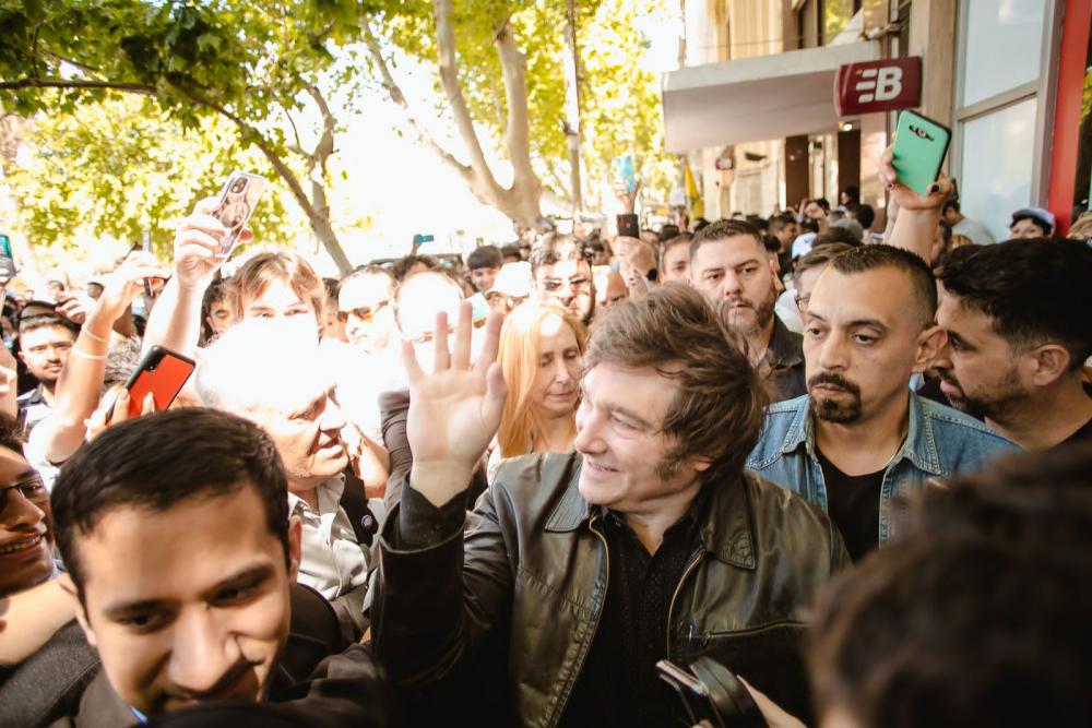 Milei refuerza las recorridas en provincia de Buenos Aires, prepara un acto en Neuquén y hará anuncios en clave electoral