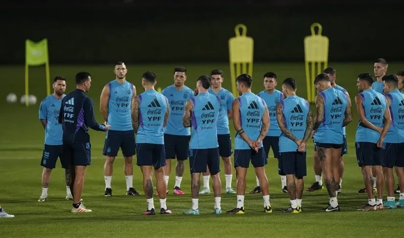 El entrenamiento de la selección argentina: la sesión especial de Di María y “el equipo de las pecheras” que piensa Scaloni para enfrentar a Países Bajos