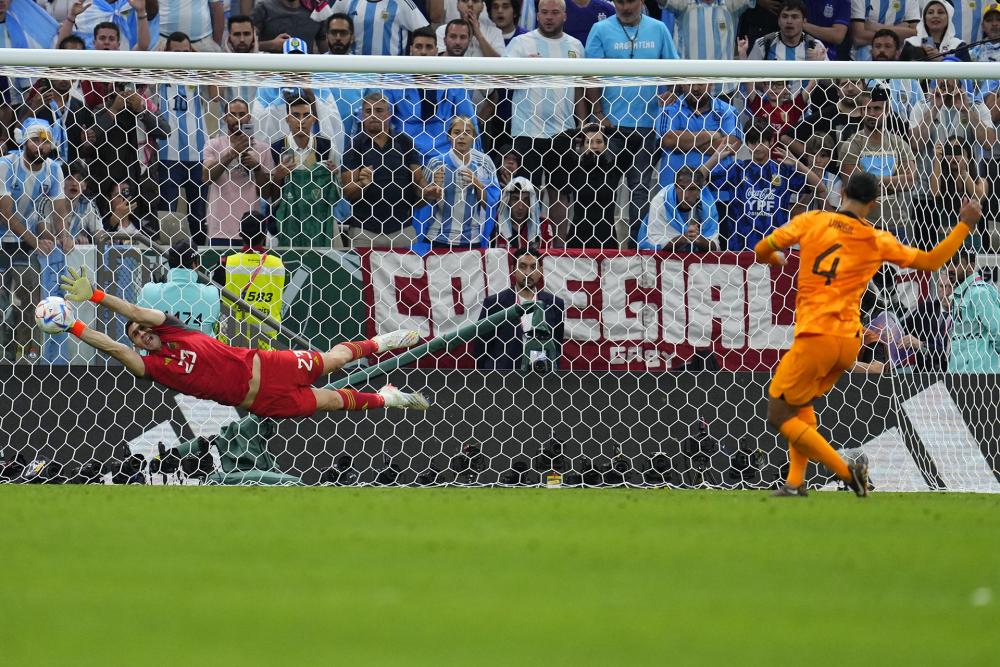 Con Dibu Martínez como héroe, Argentina venció por penales a los Países Bajos y jugará la semifinal del Mundial con Croacia