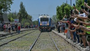 Tras más de 30 años, un tren de pasajeros recorrió Mendoza: La emoción de los vecinos