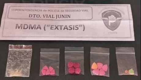 Operativo Sol en Junín: interceptan a un auto en el que transportaban flores de marihuana, pastillas de éxtasis