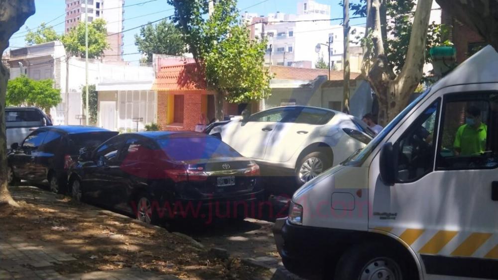 Un auto quedó arriba de otro estacionado, en Newbery y Quintana
