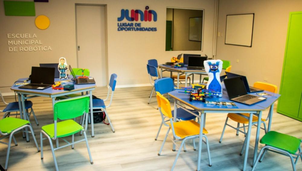 Petrecca inauguró sala para enseñar robótica en Junín