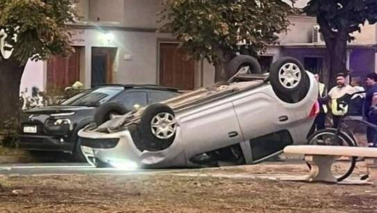 Espectacular accidente ente dos vehículos, uno estaba estacionado