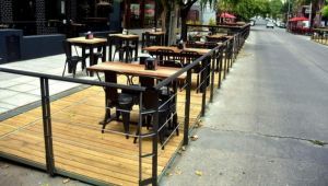 Los bares de La Plata deben retirar los decks de las calles: Qué hará el municipio en Junín ?