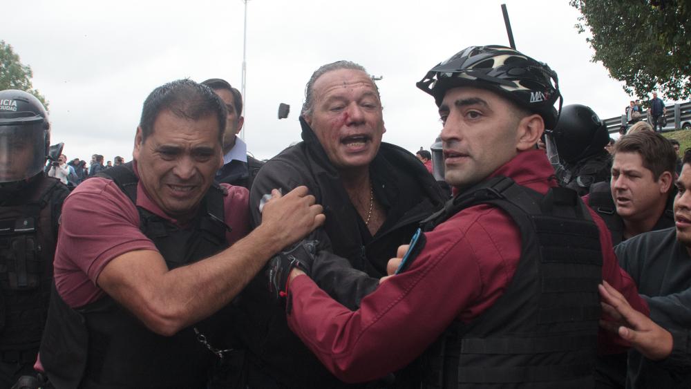 Sergio Berni fue agredido con golpes y piedrazos por compañeros del colectivero asesinado
