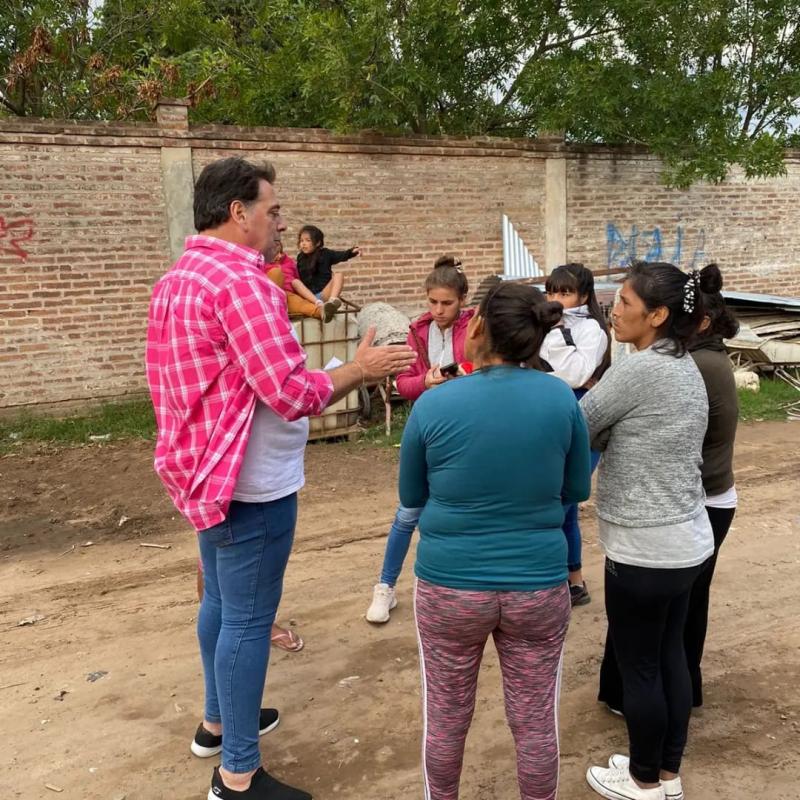 Luis Chami junto a los vecinos