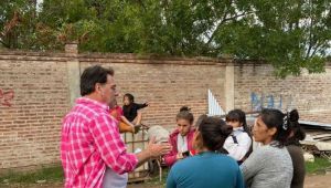 Luis Chami junto a los vecinos