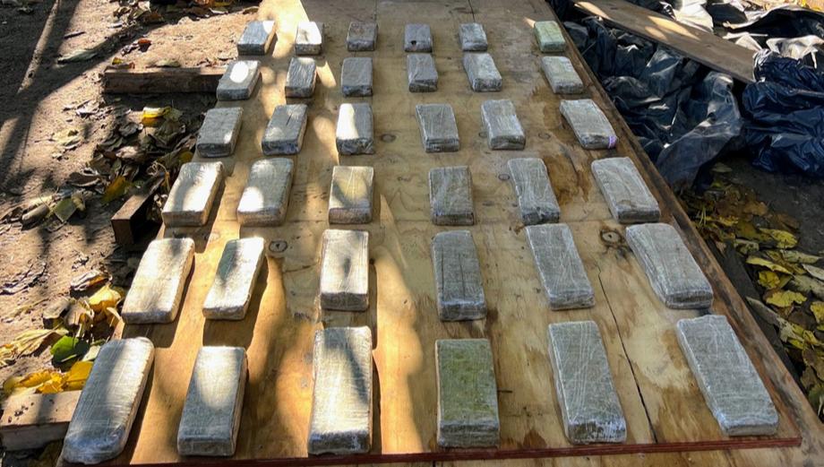 Un hombre y dos mujeres aprehendidos en el barrio Los Paraguayos tras secuestrar 36 panes de marihuana y más de medio kilo de cocaína