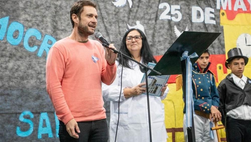 Se realizó el acto escolar para conmemorar un nuevo aniversario del 25 de Mayo
