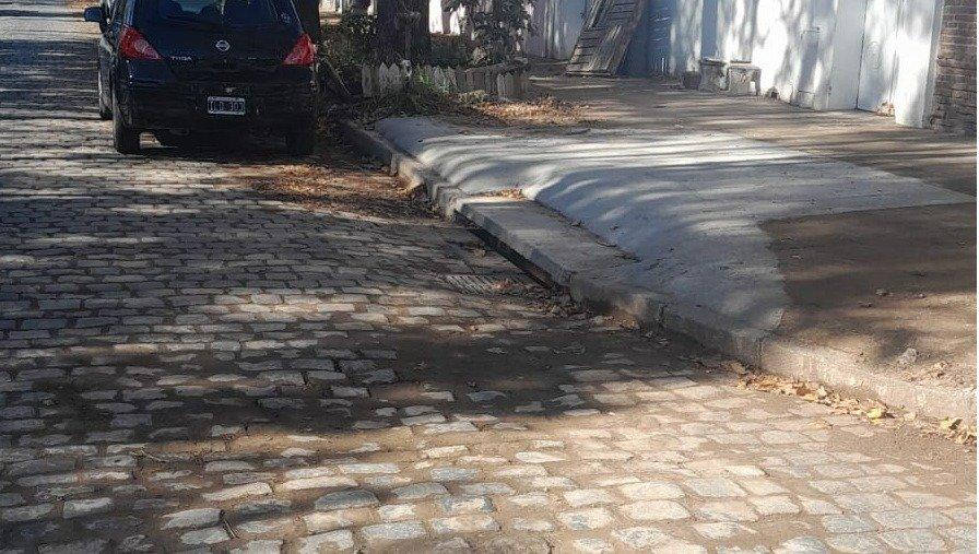 Ante el alerta metereológico, refuerzan las tareas de limpieza y desobstrucción de un desagüe pluvial