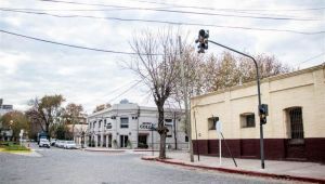 Comienza a funcionar el semáforo de calles Alberdi y Javier Muñiz