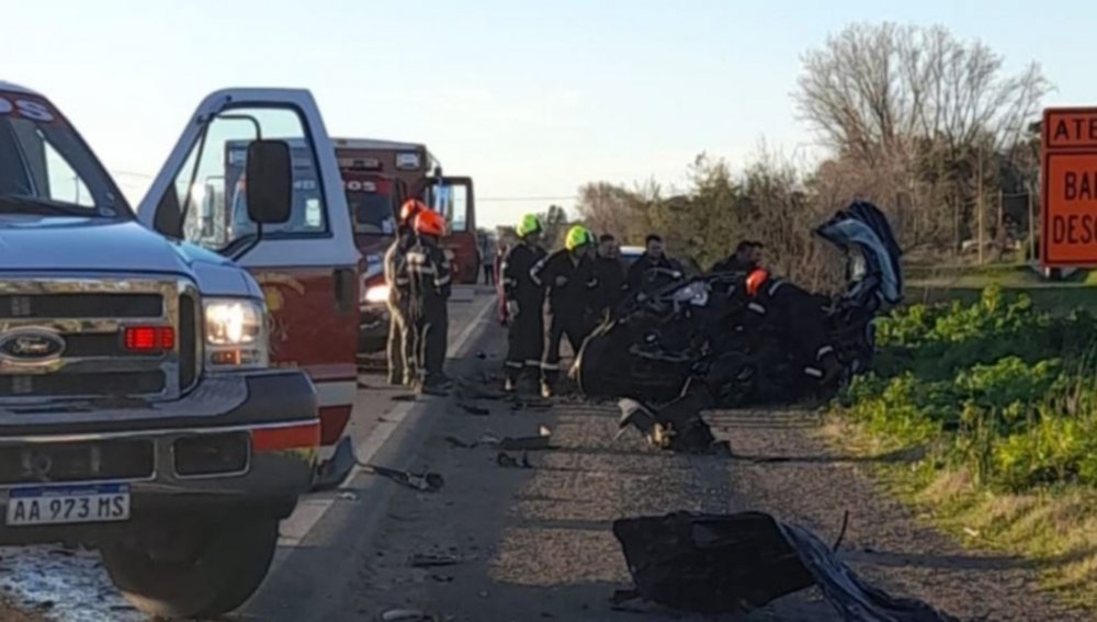 Impactante choque entre un auto y un camión deja una persona fallecida