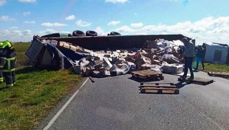 Volcó un camión cargado con galletitas en la Ruta 31