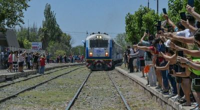 El tren volvió a conectar a 79 localidades