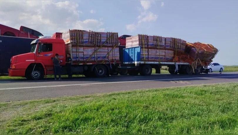 Ruta 7: Reventó una cubierta y perdió parte de la carga