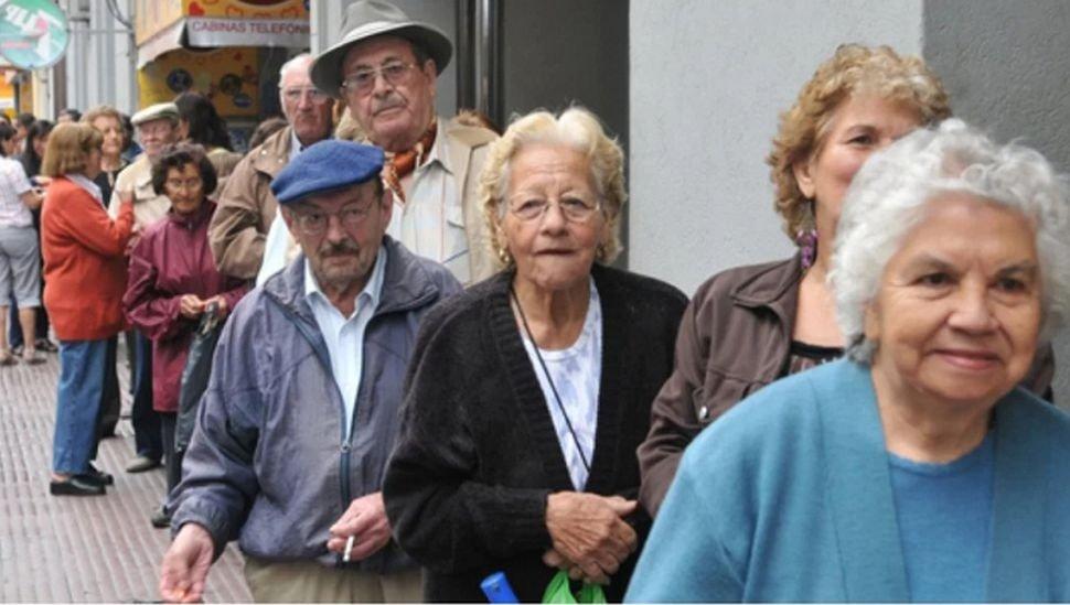 Cuánto cobrarían a partir de enero los jubilados de aprobarse el paquete de medidas de Caputo