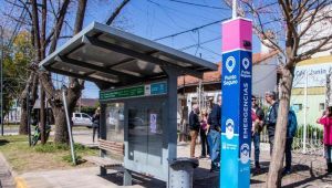 Realizan tareas de mantenimiento en las paradas de colectivos