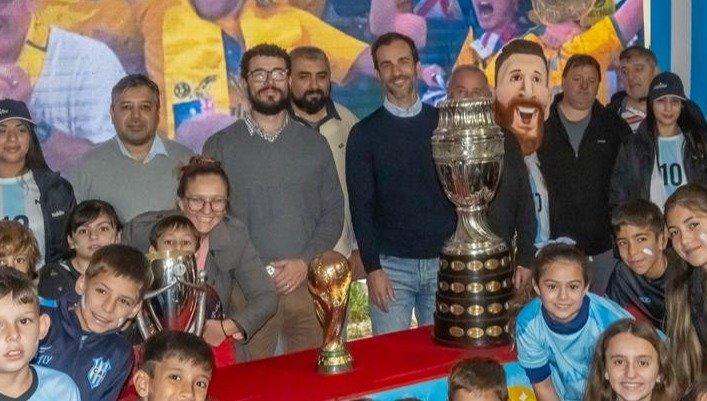 Juninenses se fotografiaron con la réplica de la Copa del Mundo: "Fue un día de fiesta", dijo Petrecca