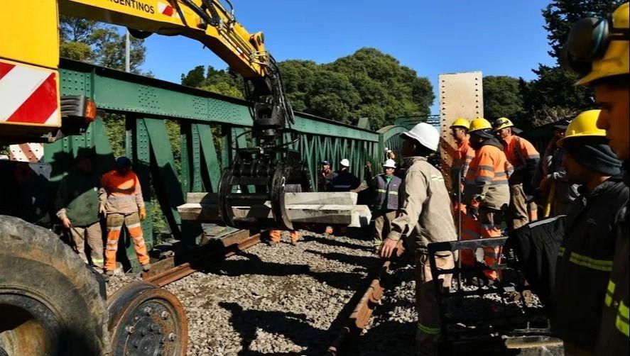 Tren San Martín: Comenzaron los trabajos de reposición de vías en el lugar del choque