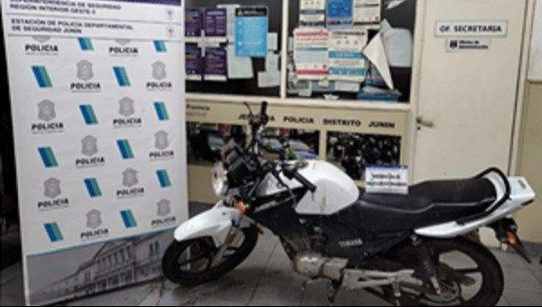 Se lo quiso identificar, escapó, fue perseguido y quiso agredir a policías: Fue aprehendido