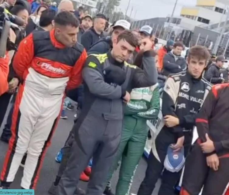 El emotivo minuto de silencio en el Autódromo de Buenos Aires por el fallecimiento de Traverso