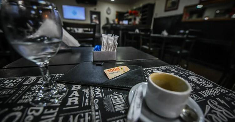 El Gobierno buscará regular las propinas en los restaurantes ¿Será obligatoria?