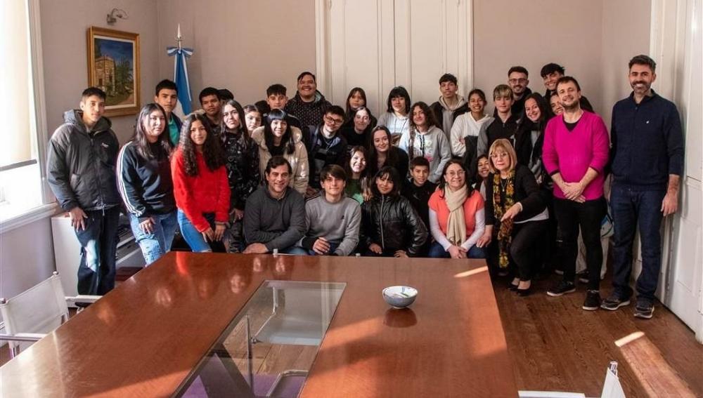 Jóvenes de Envión visitaron y recorrieron el Palacio Municipal