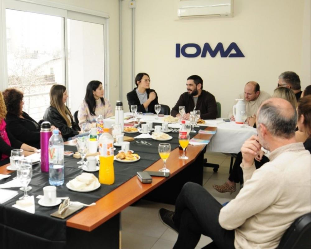El presidente de IOMA, Homero Giles, anuncia el cese del convenio con FEMEBA en Junín y la apertura de un registro de médicos prestadores directos