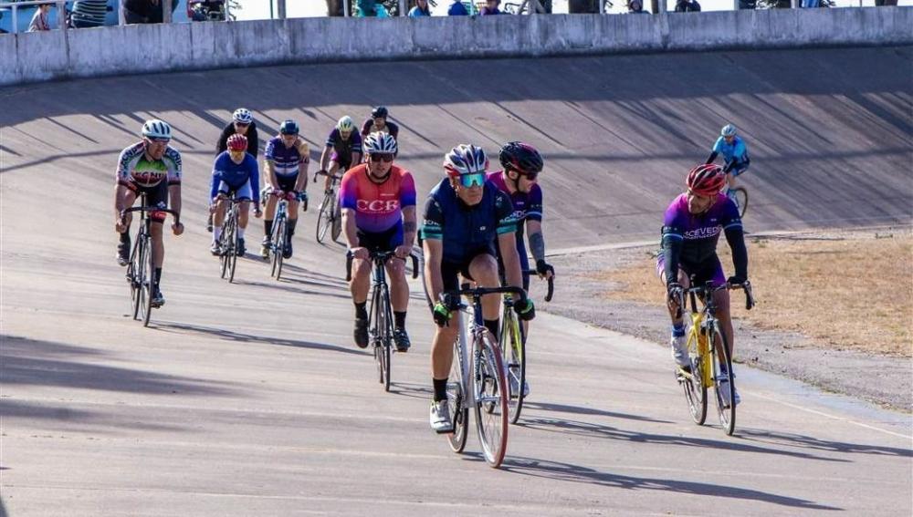Con un centenar de ciclistas, se realizó importante competencia en el Velódromo de la ACJ