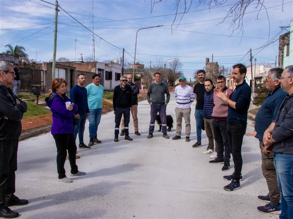 Petrecca recorrió obras de pavimento en Barrio San Martín y aseguró "Trabajamos todos los días para que los juninenses vivan mejor"