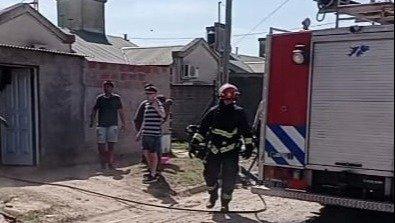 Una pareja fue atendida por el servicio de emergencia tras un principio de incendio en un garaje