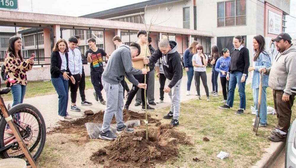 Plan de reforestación municipal: Se repartieron 11 ejemplares a la Secundaria N°12