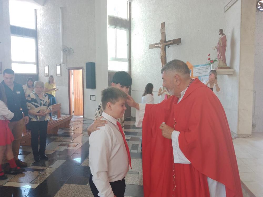 Alumnos de la Escuela Dailan Kifki School recibieron el sacramento de la Confirmación