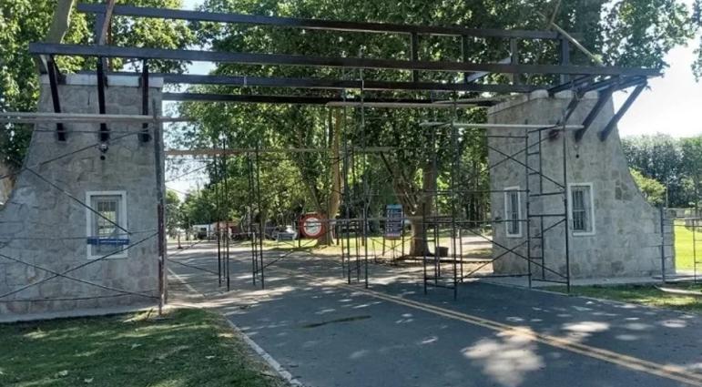 La reconstrucción del arco de acceso a la Laguna culminaría antes de fin de año