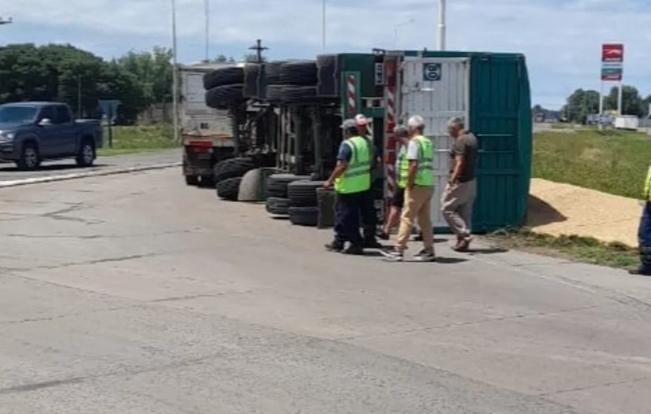Despista y vuelca el acoplado de un camión en la ruta 188 y Alberdi