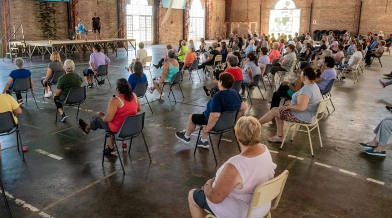 Unos 200 adultos mayores disfrutaron del comienzo de la colonia de verano