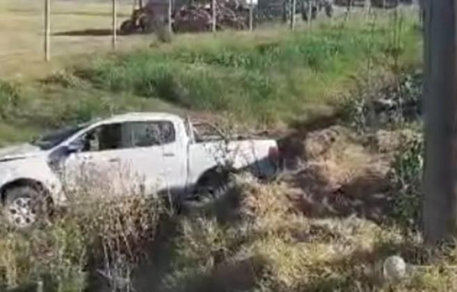Evadió un control policial, fue perseguido, cayó a una banquina y terminó aprehendido por resistencia