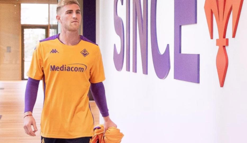 Valentini se sumó a Fiorentina, posó con los colores y podría debutar este sábado ante Napoli en la Serie A
